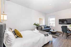 1 chambre, bureau, fer et planche à repasser, lit parapluie