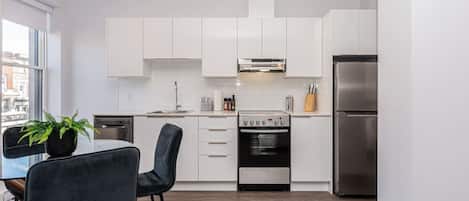 Een koelkast, een magnetron, een oven, een kookplaat