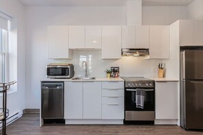 ثلاجة، ميكروويف، فرن، موقد طهي مسطح