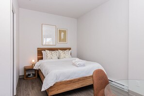 1 Schlafzimmer, Schreibtisch, Bügeleisen/Bügelbrett, Reisekinderbett