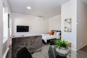 Interior - Wonderful New Studio close to Mount Royal By Denstays (Montréal)