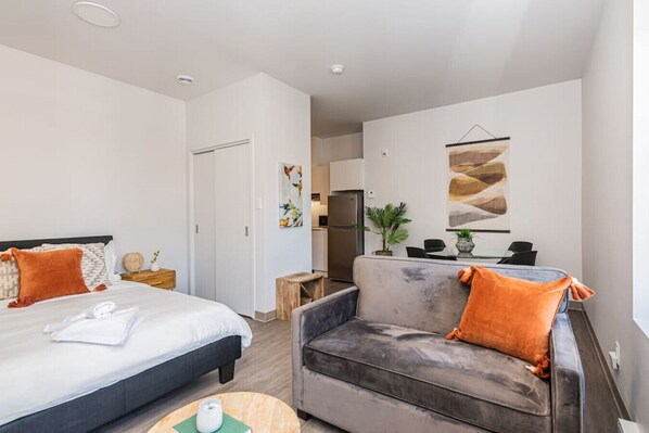 Smart TV - Wonderful New Studio close to Mount Royal By Denstays (Montréal)