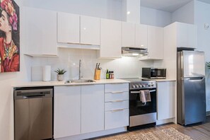 Fridge, microwave, oven, stovetop - Wonderful New Studio close to Mount Royal By Denstays (Montréal)