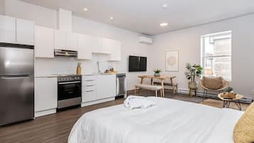 1 habitación, tabla de planchar con plancha y cuna de viaje