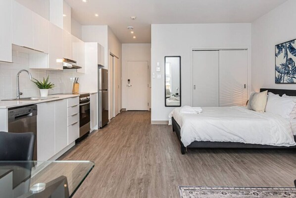 1 Schlafzimmer, Schreibtisch, Bügeleisen/Bügelbrett, Reisekinderbett