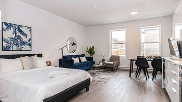 1 chambre, bureau, fer et planche à repasser, lit de bébé portatif