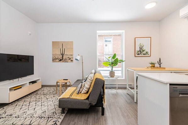 Smart TV - New and Perfectly Located 1 Bedroom Apartment by Denstays (Montréal)