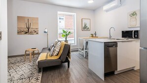 Un apartamento moderno con cocina, comedor y sala de estar.