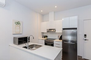 Geladeira, micro-ondas, fogão, cooktop