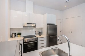 Fridge, microwave, oven, stovetop - New and Perfectly Located 1 Bedroom Apartment by Denstays (Montréal)