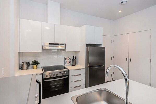 Refrigerador, microondas, horno, placa de cocina