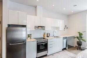 Kühlschrank, Mikrowelle, Ofen, Herdplatte