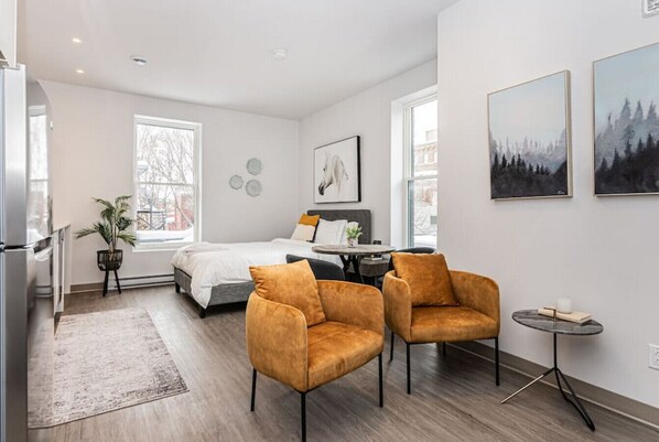 1 Schlafzimmer, Schreibtisch, Bügeleisen/Bügelbrett, Reisekinderbett