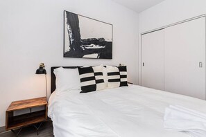 2 bedrooms, desk, iron/ironing board, travel cot - Stylish & Fun 1 Bedroom Apartment in Le Plateau by Denstays (Montréal)