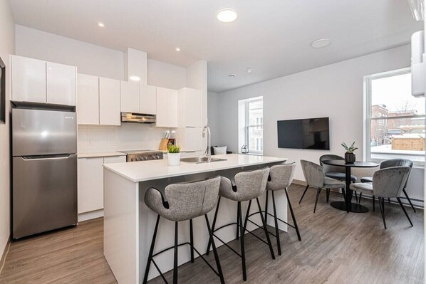 Fridge, microwave, oven, stovetop - Stylish & Fun 1 Bedroom Apartment in Le Plateau by Denstays (Montréal)
