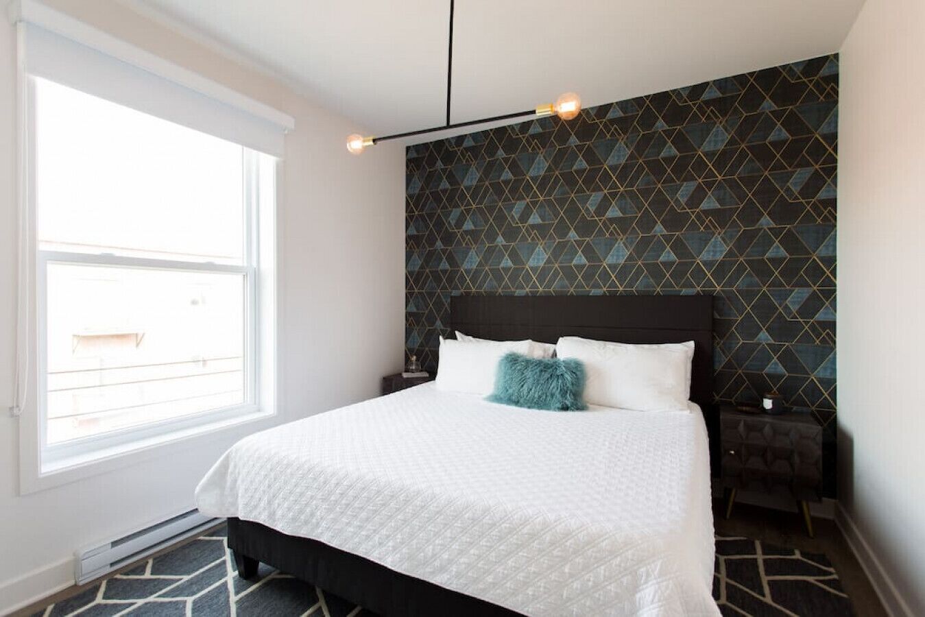 1 dormitorio, escritorio, tabla de planchar con plancha y cuna de viaje