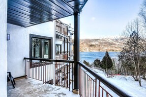 Property grounds - Chic Mt-Tremblant Condo with View on the Lake (Mont-Tremblant)