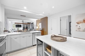 Refrigerador, microondas, horno y lavavajillas 