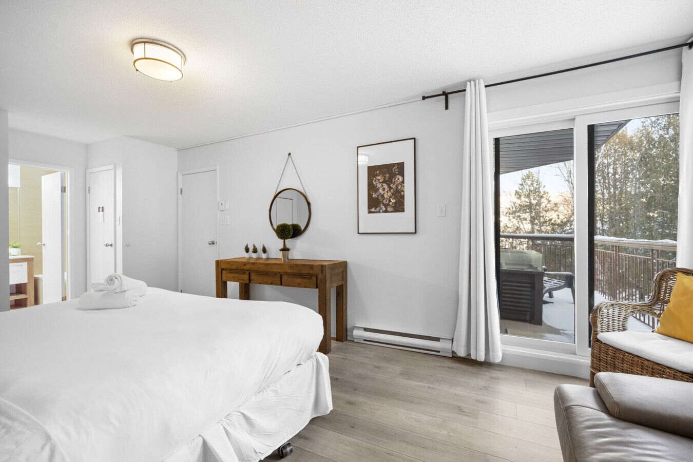 2 bedrooms, desk, iron/ironing board, travel cot