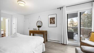 2 bedrooms, desk, iron/ironing board, travel cot