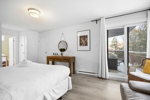 2 habitaciones, escritorio y tabla de planchar con plancha 