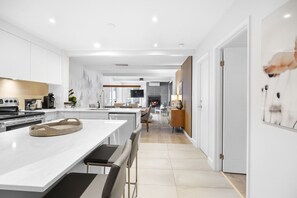 Refrigerador, microondas, horno y lavavajillas 