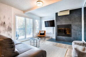 Smart TV, fireplace - Chic Mt-Tremblant Condo with View on the Lake (Mont-Tremblant)