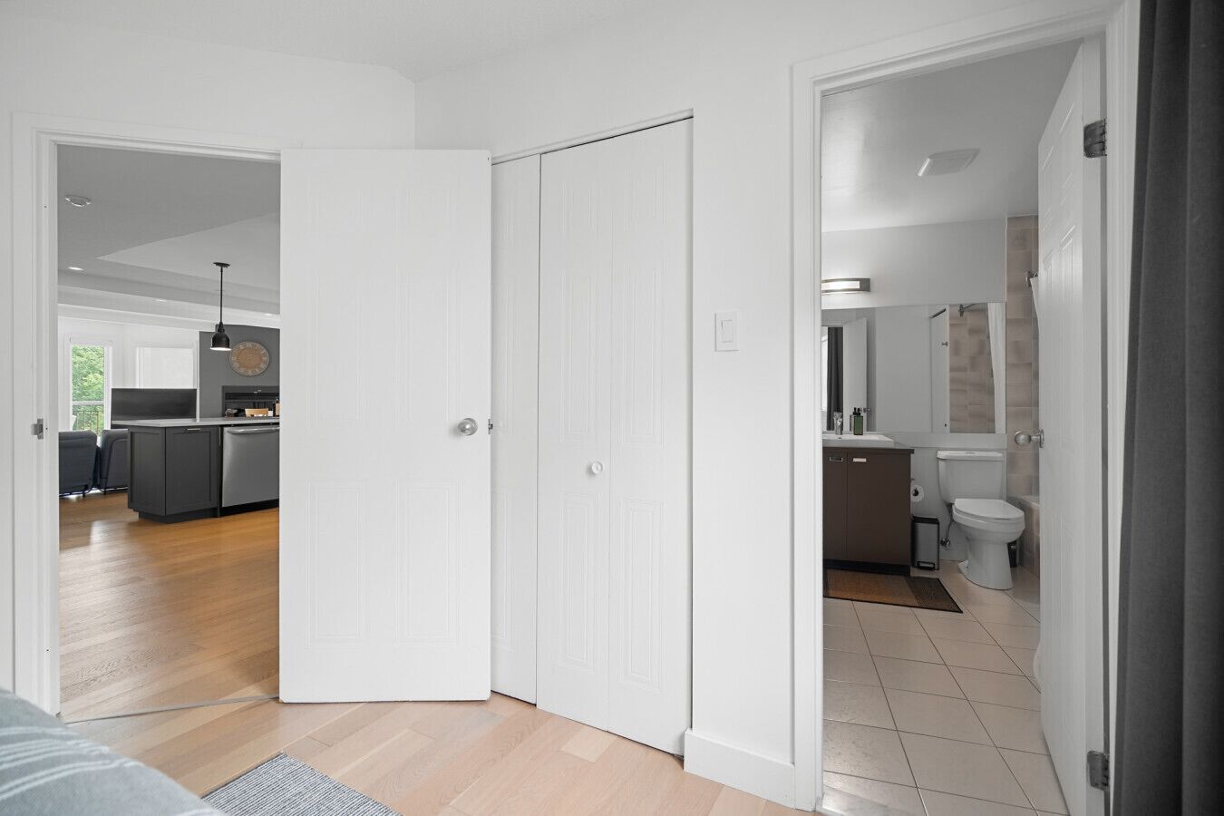 Een modern interieur met een keuken, eethoek en badkamer.