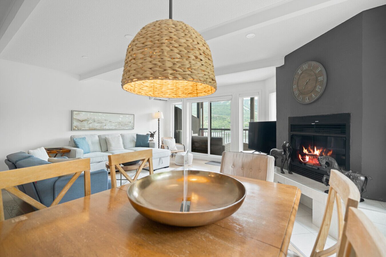 Una Smart TV, una chimenea