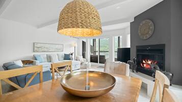 Una Smart TV, una chimenea