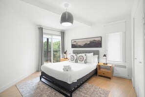 3 habitaciones, escritorio y tabla de planchar con plancha
