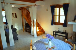 Smart-TV, Kamin, Bücher