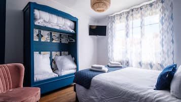 5 bedrooms, desk, iron/ironing board, travel crib