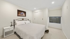 4 bedrooms, iron/ironing board, WiFi
