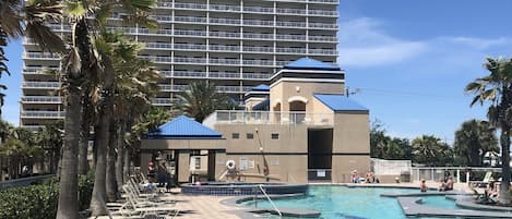Una piscina techada, una piscina al aire libre