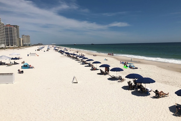 En la playa, sillas reclinables de playa