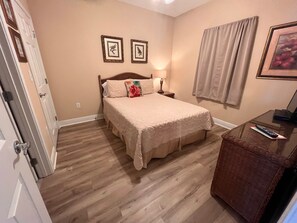 2 habitaciones, escritorio, tabla de planchar con plancha y wifi gratis