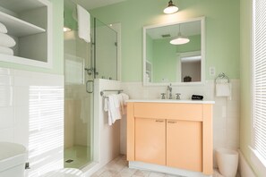 Ducha, secador de pelo y toallas