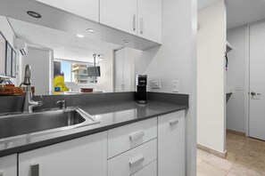 Réfrigérateur, micro-ondes, plaque de cuisson, cafetière/bouilloire