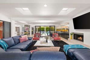 Un salon moderne comprenant un canapé, une table basse et une cheminée.
