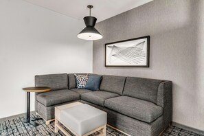 書桌、免費 Wi-Fi、床單