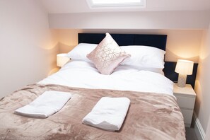 2 bedrooms, iron/ironing board, free WiFi, bed sheets - HIGHCLIFFE SUNSET SUITE - 2 BED - SLEEPS 4 - BEACHFRONT (Blackpool)