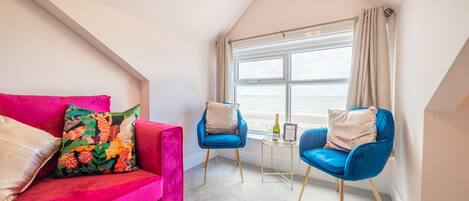 Smart TV, fireplace, Netflix, streaming services