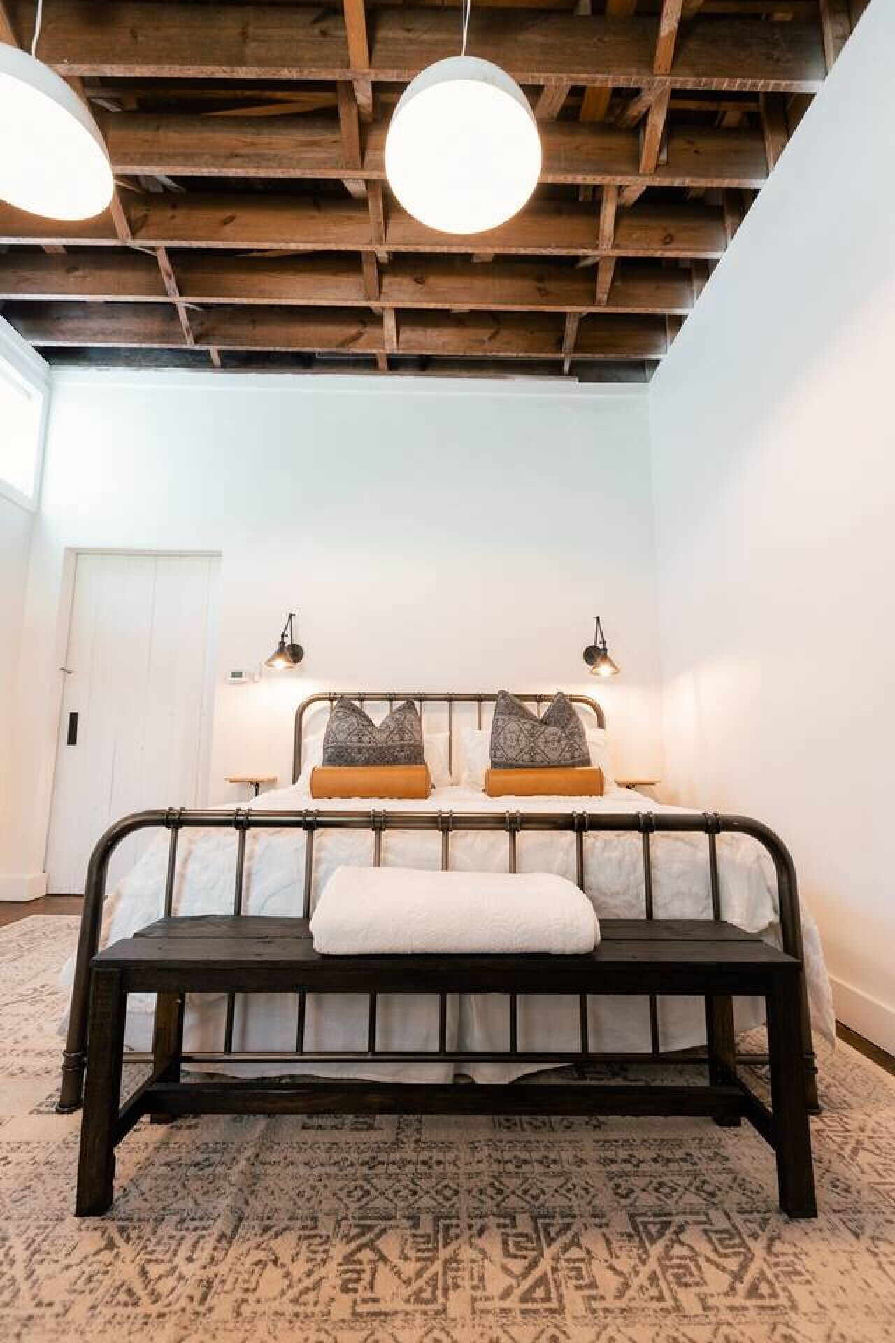 3 bedrooms, desk, iron/ironing board, travel crib