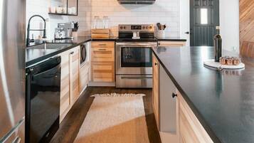 Een koelkast, een magnetron, een oven, een kookplaat