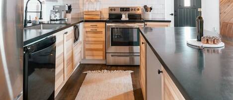 Jääkaappi, mikroaaltouuni, uuni, liesi