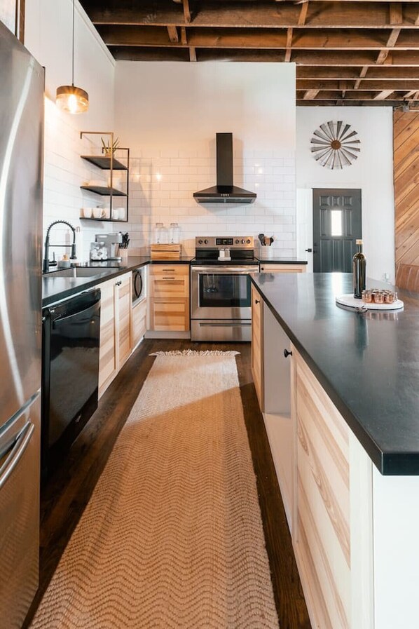 Køleskab, mikrobølgeovn, ovn, kogeplade