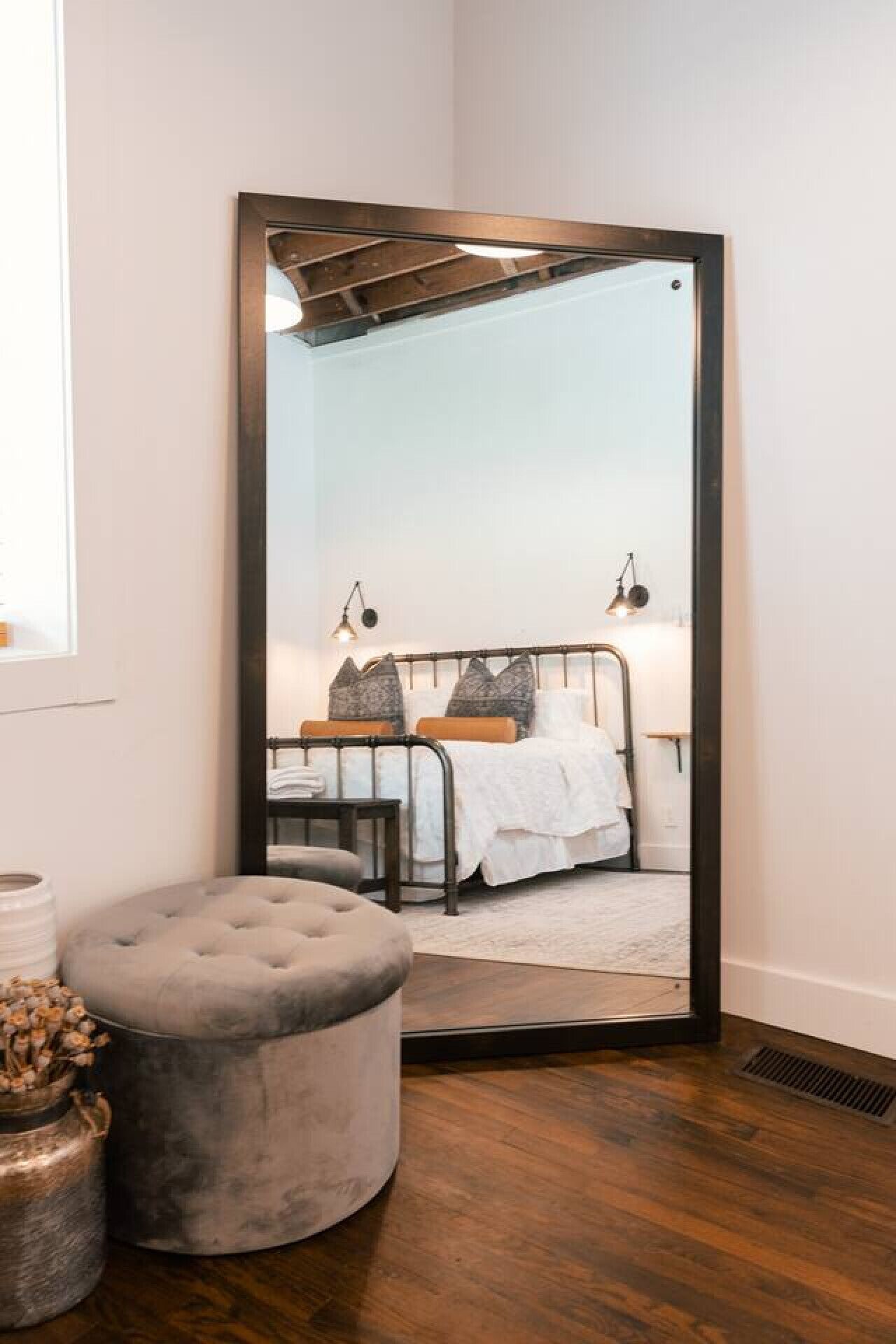 3 bedrooms, desk, iron/ironing board, travel crib