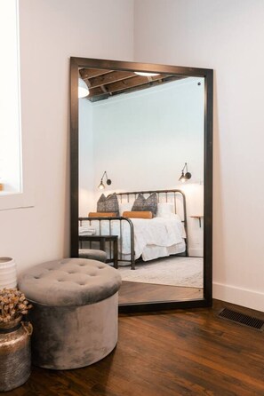 3 bedrooms, desk, iron/ironing board, travel cot