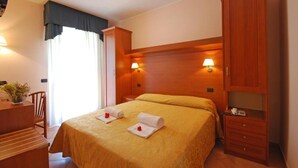 Minibar, in-room safe, desk, soundproofing - Hotel Jole (Cesenatico)